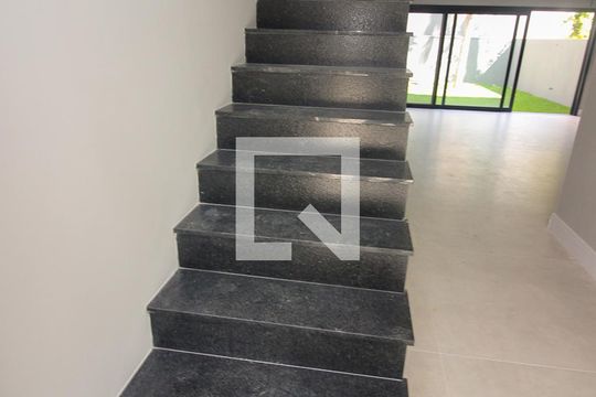Escada de casa para alugar com 3 quartos, 190m² em Tristeza, Porto Alegre