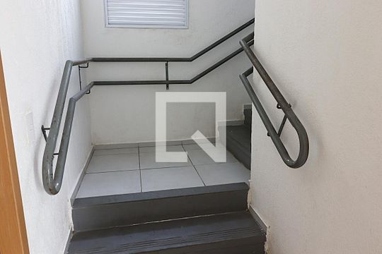 Área comum - corrimão de apartamento para alugar com 2 quartos, 50m² em Cecília, Viamão