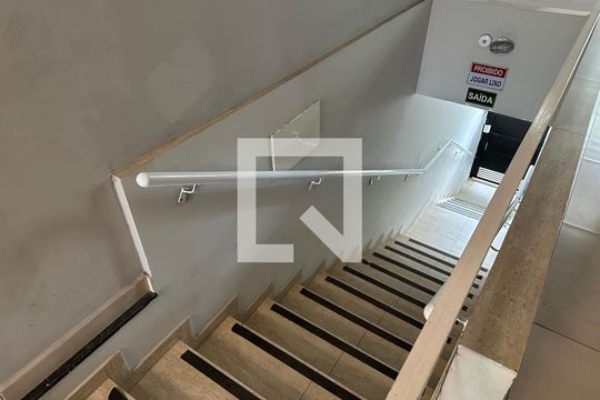 Escada de kitnet/studio para alugar com 1 quarto, 31m² em Jardim Maria Amelia, Jacareí