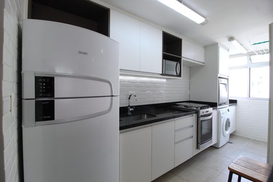 Cozinha de apartamento para alugar com 1 quarto, 55m² em Itaim Bibi, São Paulo