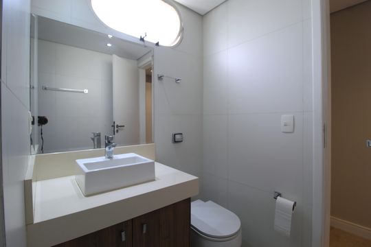 Banheiro de apartamento para alugar com 1 quarto, 55m² em Itaim Bibi, São Paulo
