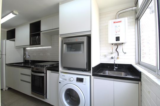 Cozinha de apartamento para alugar com 1 quarto, 55m² em Itaim Bibi, São Paulo
