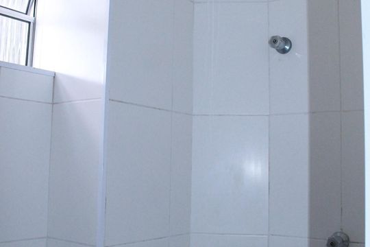 Banheiro de kitnet/studio para alugar com 1 quarto, 20m² em Centro, São Paulo