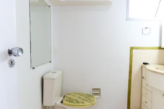 Banheiro de apartamento à venda com 1 quarto, 49m² em Vila Suzana, São Paulo