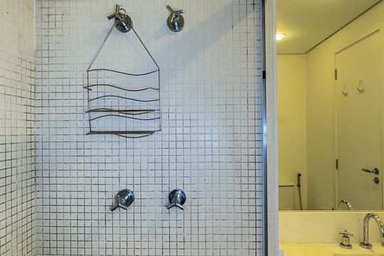 Banheiro de kitnet/studio para alugar com 1 quarto, 43m² em Brooklin Paulista, São Paulo