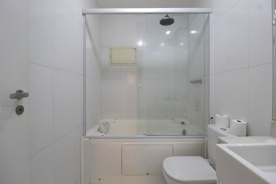 Banheiro de apartamento para alugar com 1 quarto, 50m² em Vila Nova Conceição, São Paulo