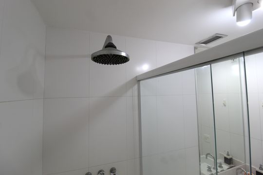 Banheiro de apartamento para alugar com 1 quarto, 50m² em Vila Nova Conceição, São Paulo