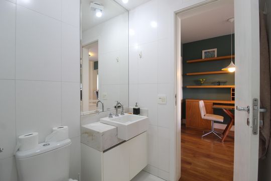 Banheiro de apartamento para alugar com 1 quarto, 50m² em Vila Nova Conceição, São Paulo