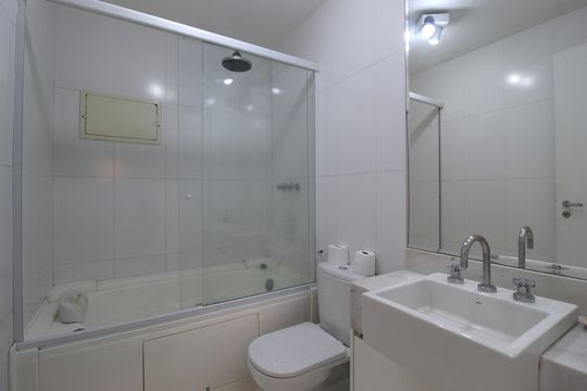 Banheiro de apartamento para alugar com 1 quarto, 50m² em Vila Nova Conceição, São Paulo