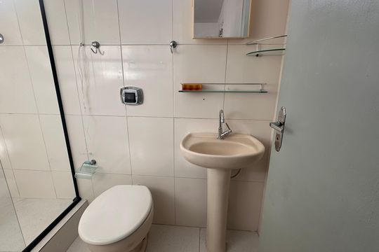 Banheiro social de casa para alugar com 1 quarto, 25m² em Santo Amaro, São Paulo
