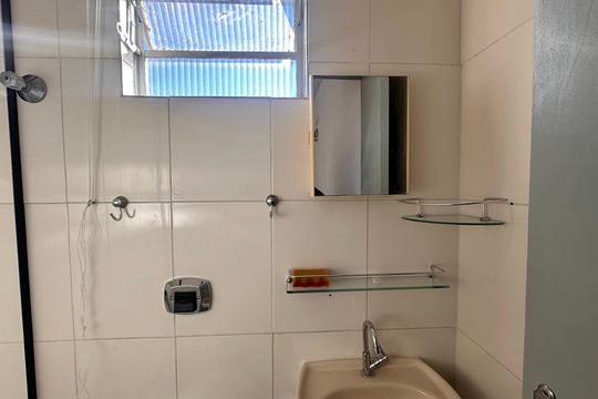 Banheiro social de casa para alugar com 1 quarto, 25m² em Santo Amaro, São Paulo