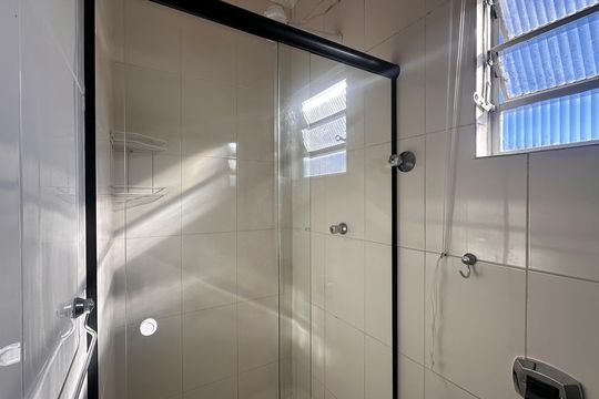 Banheiro social de casa para alugar com 1 quarto, 25m² em Santo Amaro, São Paulo