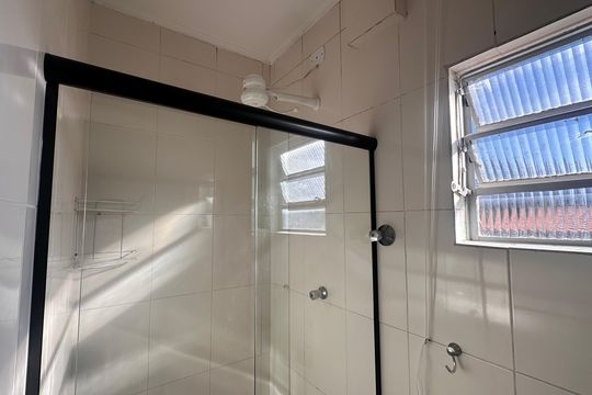 Banheiro social de casa para alugar com 1 quarto, 25m² em Santo Amaro, São Paulo