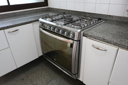 Cozinha de apartamento à venda com 3 quartos, 185m² em Real Parque, São Paulo