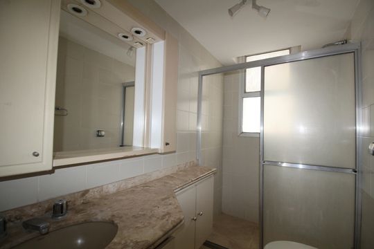 Banheiro social de apartamento para alugar com 3 quartos, 160m² em Jardim Ampliação, São Paulo