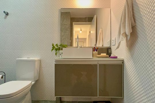 Banheiro social de apartamento à venda com 2 quartos, 84m² em Jardim Paulista, São Paulo