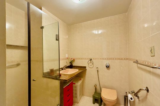Banheiro social  de apartamento à venda com 3 quartos, 140m² em Copacabana, Rio de Janeiro