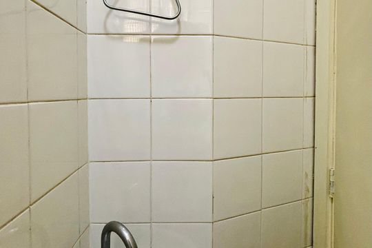 Banheiro de serviço de apartamento à venda com 3 quartos, 140m² em Copacabana, Rio de Janeiro