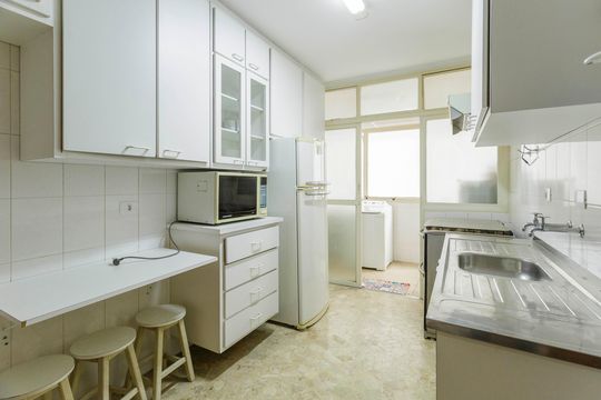 Cozinha de apartamento para alugar com 3 quartos, 102m² em Itaim Bibi, São Paulo