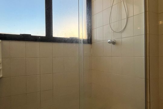 Banheiro social de apartamento à venda com 1 quarto, 87m² em Centro, Campinas