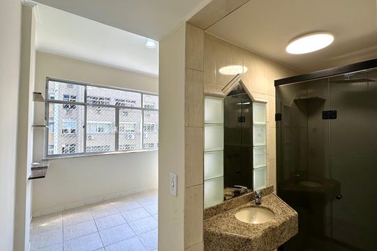 Banheiro da Suíte de apartamento para alugar com 2 quartos, 80m² em Copacabana, Rio de Janeiro