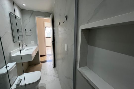 Banheiro Social de apartamento para alugar com 4 quartos, 143m² em Barra da Tijuca, Rio de Janeiro
