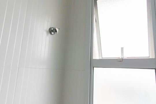 Banheiro  de apartamento à venda com 2 quartos, 52m² em Jardim Flor da Montanha, Guarulhos