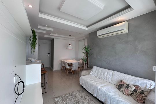 Sala de apartamento para alugar com 1 quarto, 70m² em Barra da Tijuca, Rio de Janeiro