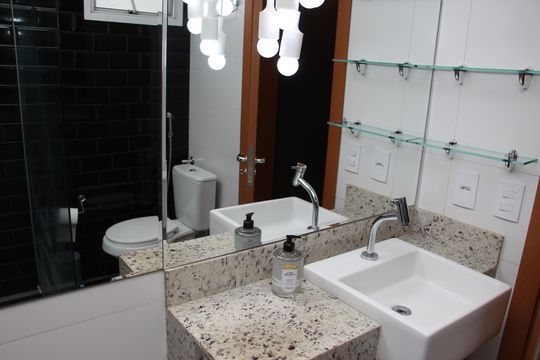 Banheiro da Suíte de apartamento para alugar com 1 quarto, 79m² em Setor Oeste, Goiânia