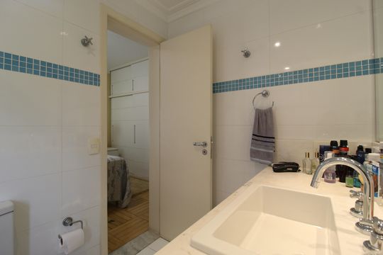 Banheiro da Suíte 1 de apartamento à venda com 3 quartos, 210m² em Moema, São Paulo