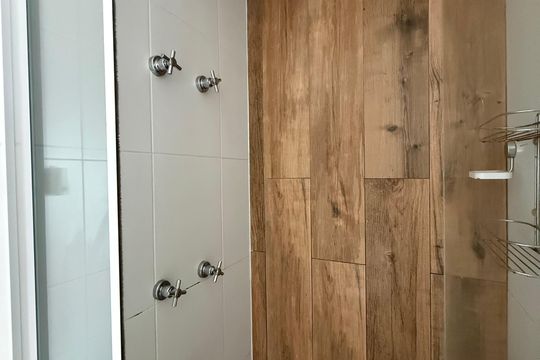 Banheiro social de kitnet/studio para alugar com 1 quarto, 35m² em Campos Elíseos, São Paulo