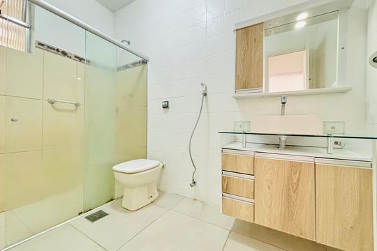 Banheiro social de apartamento para alugar com 2 quartos, 75m² em Leme, Rio de Janeiro