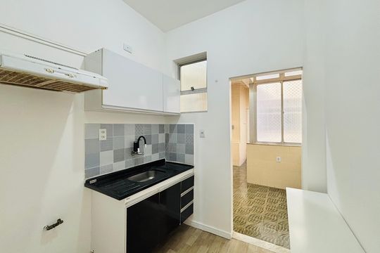 Cozinha de apartamento para alugar com 2 quartos, 75m² em Leme, Rio de Janeiro