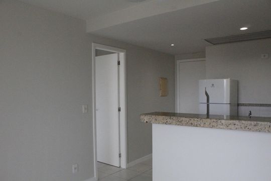 Sala de apartamento para alugar com 1 quarto, 45m² em Barra da Tijuca, Rio de Janeiro