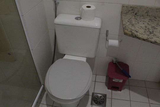 Banheiro social de apartamento para alugar com 1 quarto, 45m² em Barra da Tijuca, Rio de Janeiro