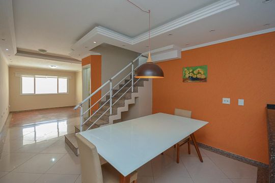 Casa para alugar com 3 quartos, 210m² em Vila São Pedro, São Paulo