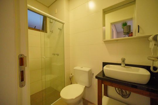 Banheiro de apartamento para alugar com 2 quartos, 72m² em Rio Tavares, Florianópolis