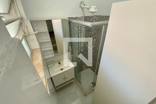 Banheiro social de kitnet/studio à venda com 1 quarto, 30m² em Botafogo, Rio de Janeiro