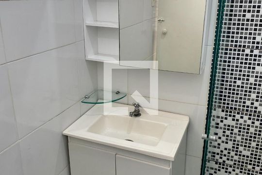 Banheiro social de kitnet/studio à venda com 1 quarto, 30m² em Botafogo, Rio de Janeiro