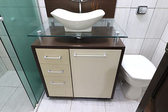 Banheiro de apartamento à venda com 2 quartos, 45m² em Floresta, Porto Alegre
