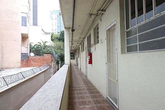 Entrada de apartamento à venda com 2 quartos, 45m² em Floresta, Porto Alegre