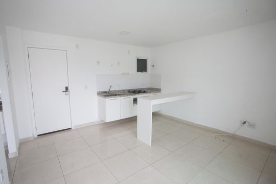 Sala de kitnet/studio para alugar com 1 quarto, 41m² em Taquara, Rio de Janeiro