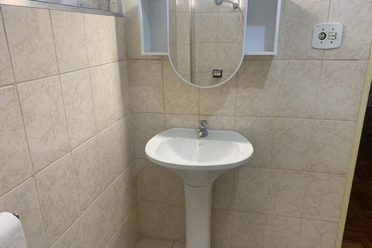 Banheiro social de apartamento para alugar com 1 quarto, 42m² em Liberdade, São Paulo