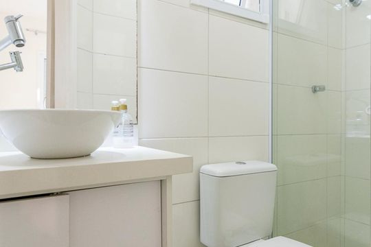 Banheiro social de apartamento à venda com 2 quartos, 47m² em Vila Floresta, Santo André