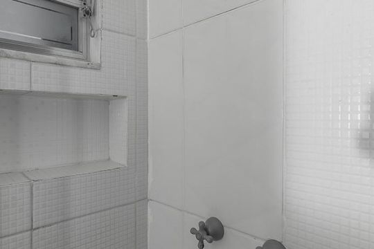 Banheiro de apartamento para alugar com 2 quartos, 54m² em São João, Porto Alegre