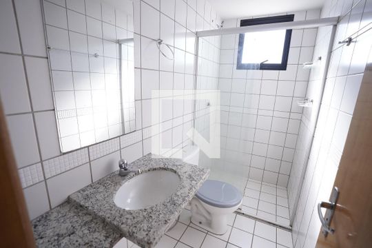 Banheiro social de apartamento para alugar com 3 quartos, 79m² em Setor dos Funcionários, Goiânia
