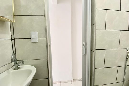 Banheiro de kitnet/studio à venda com 1 quarto, 25m² em Botafogo, Rio de Janeiro