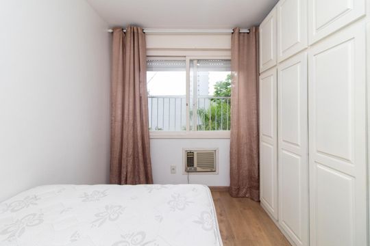 Quarto 1 de apartamento para alugar com 2 quartos, 80m² em Santana, Porto Alegre