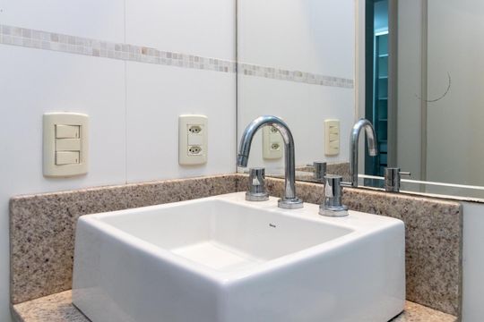 Banheiro Social de apartamento para alugar com 2 quartos, 80m² em Santana, Porto Alegre