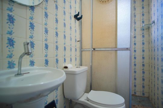 Banheiro de apartamento para alugar com 1 quarto, 42m² em São João, Porto Alegre